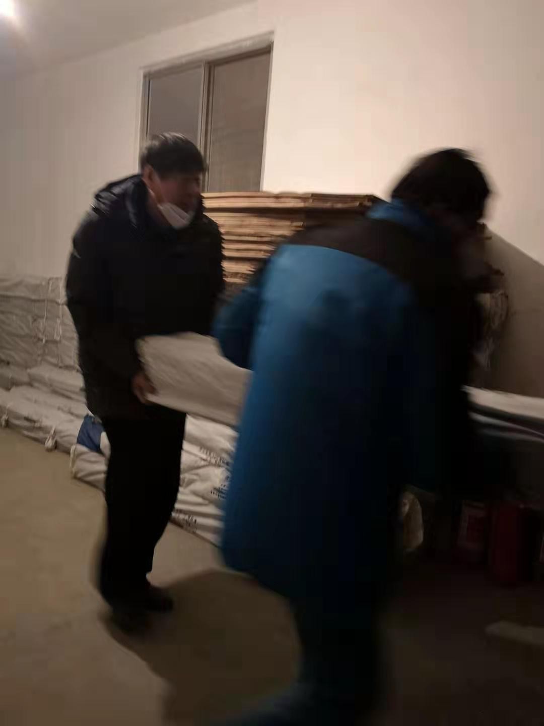 破晓青白江突发地动，，公司深夜运送救灾物资